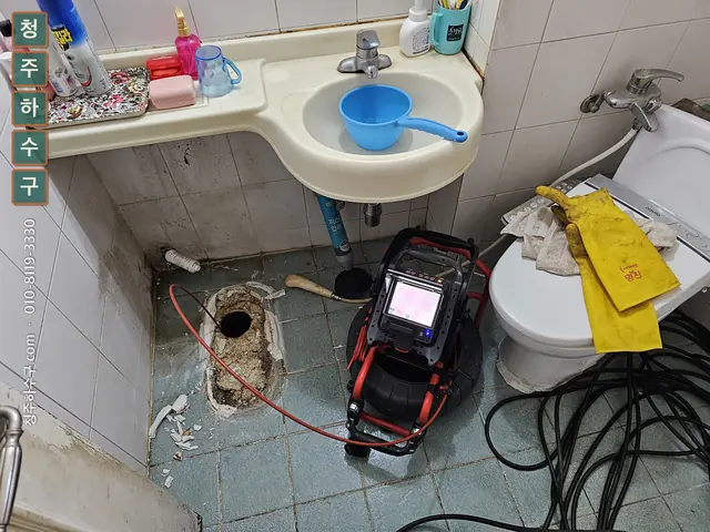 욕실에 펼친 배관 내시경 장비