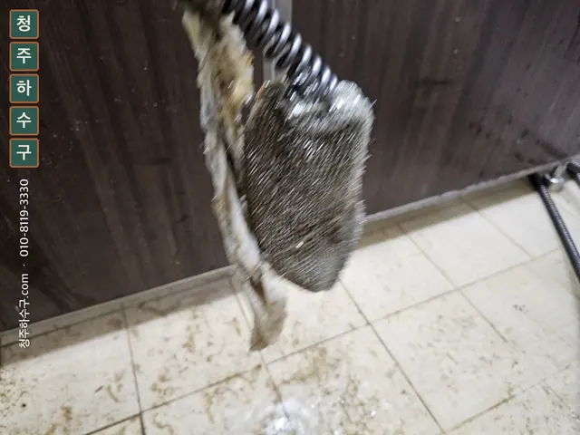 관통기 끝에 엉겨 붙어 나온 머리카락