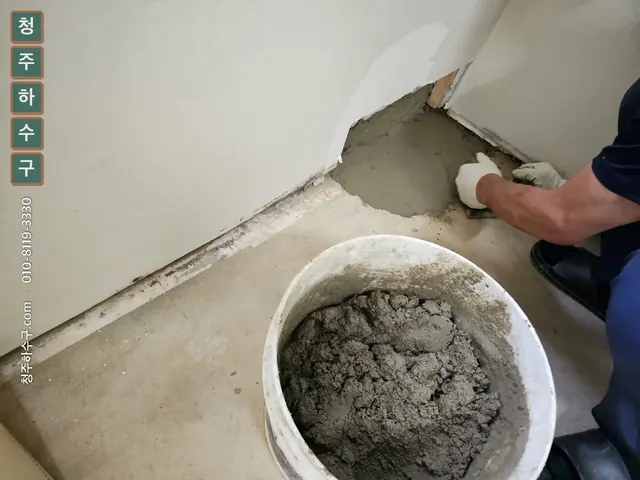 통에 담긴 시멘트 반죽